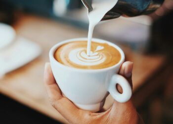 Coffee, tea and dementia risk: does your daily brew help?